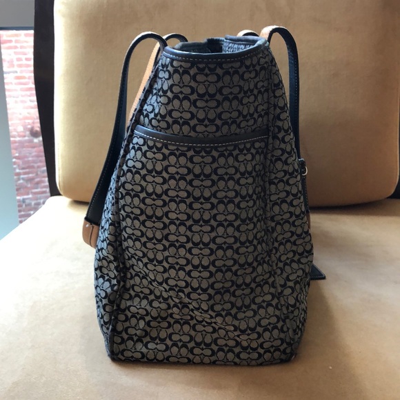 Coach signature C zipper tote in signature canvas - Picture 5 of 11